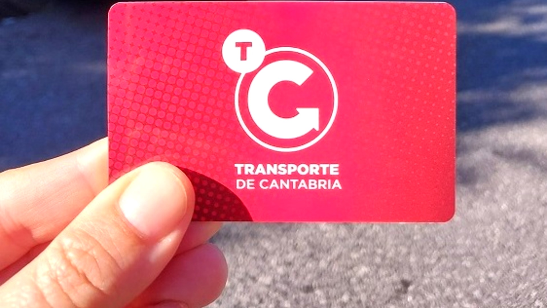 Mano sosteniendo la Tarjeta de Transporte de Cantabria (TITC)