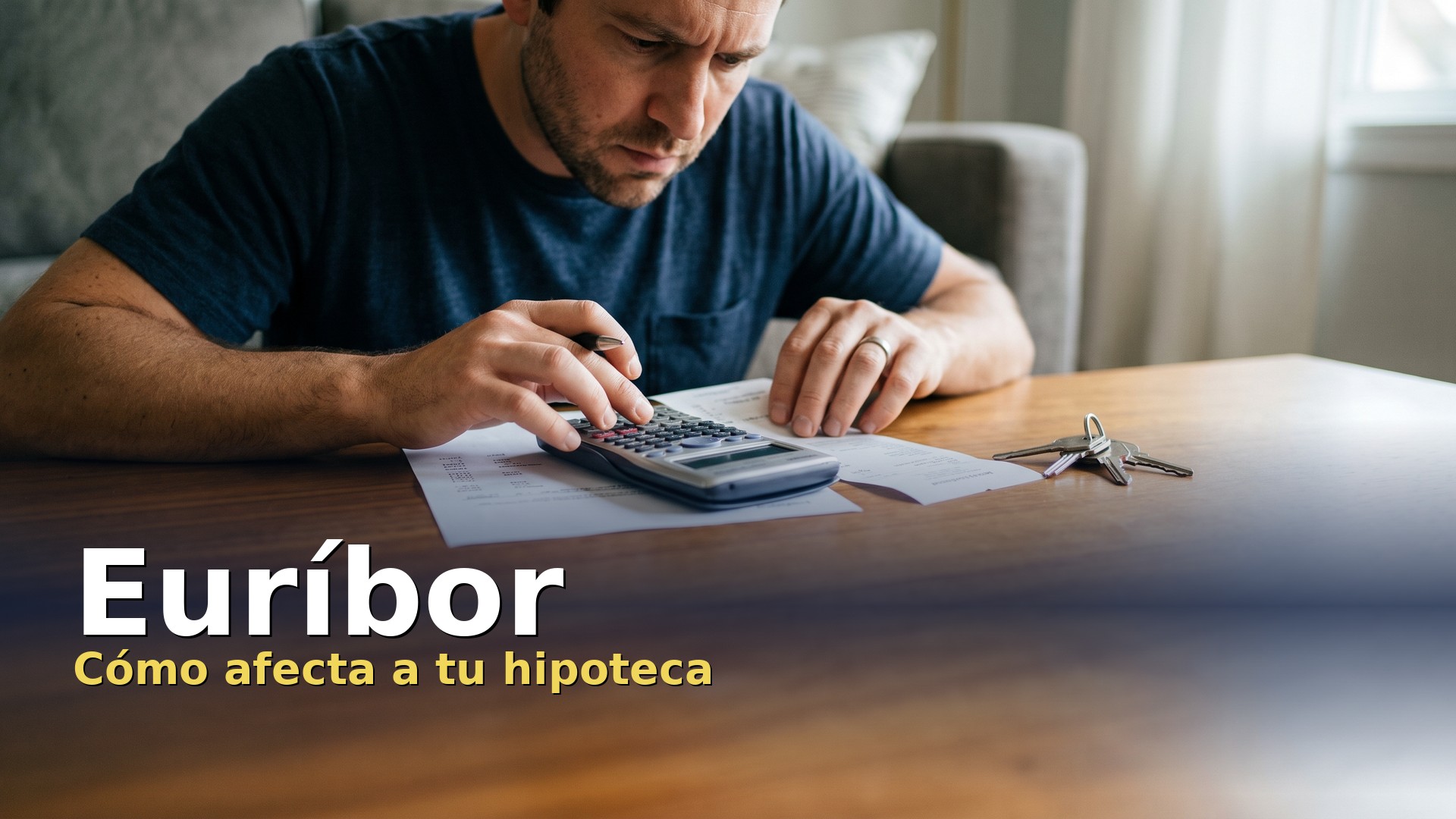 Euríbor: hombre calculando con una calculadora cuánto le sube la cuota de la hipoteca