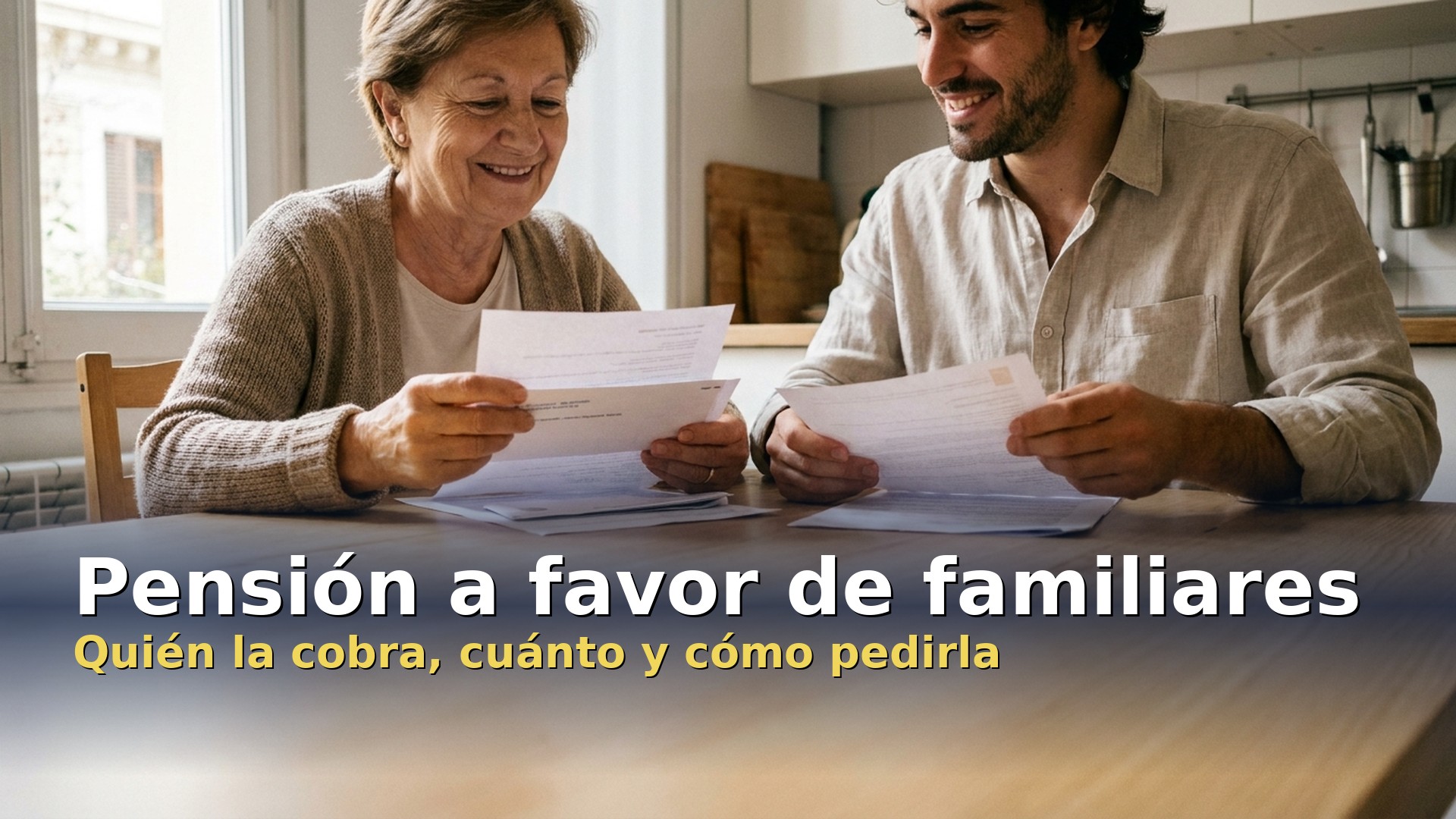 Pensión a favor de familiares: abuela y nieto revisando la carta de la Seguridad Social