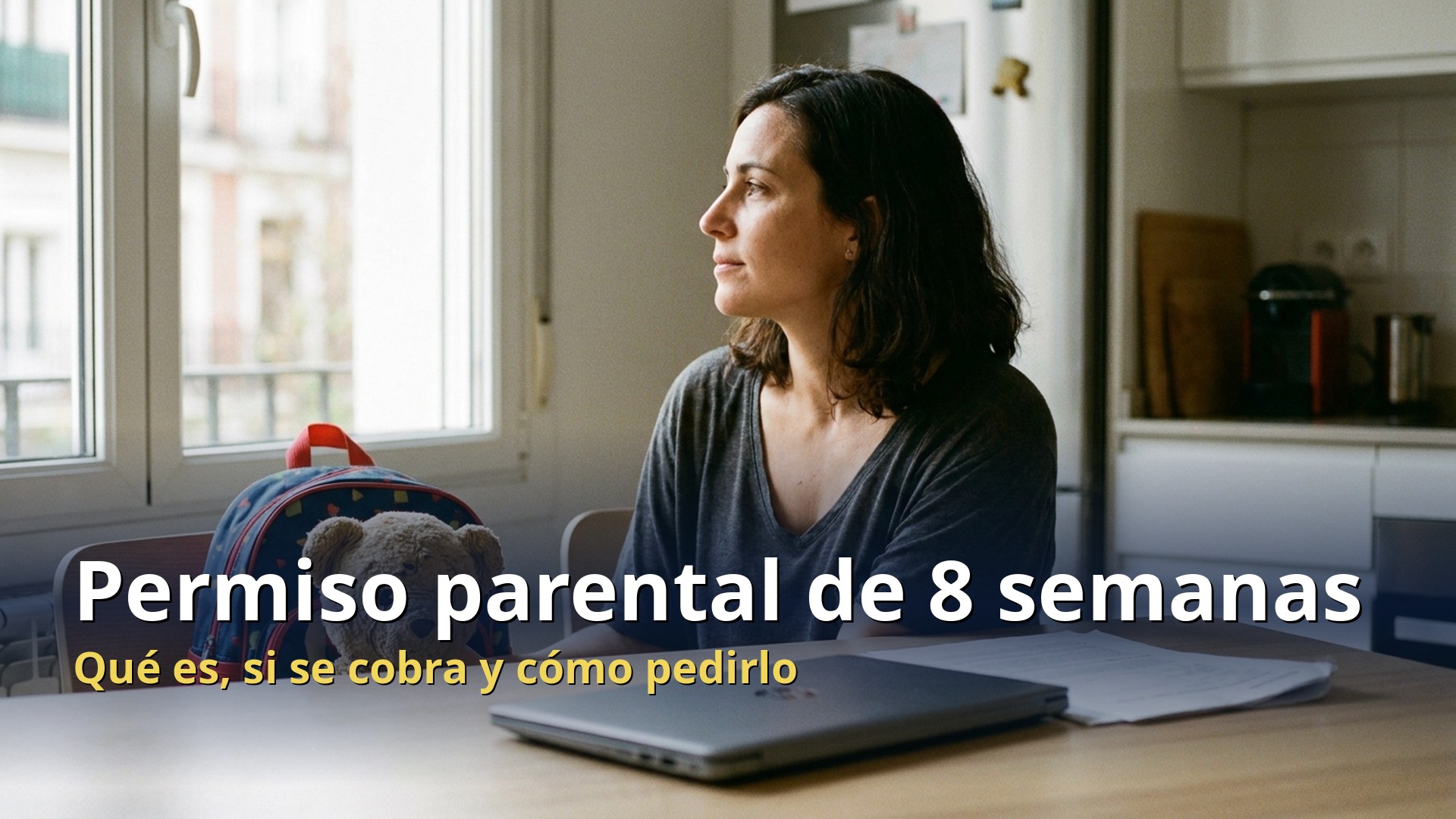 Permiso parental de 8 semanas: madre trabajadora en casa revisando la solicitud del permiso