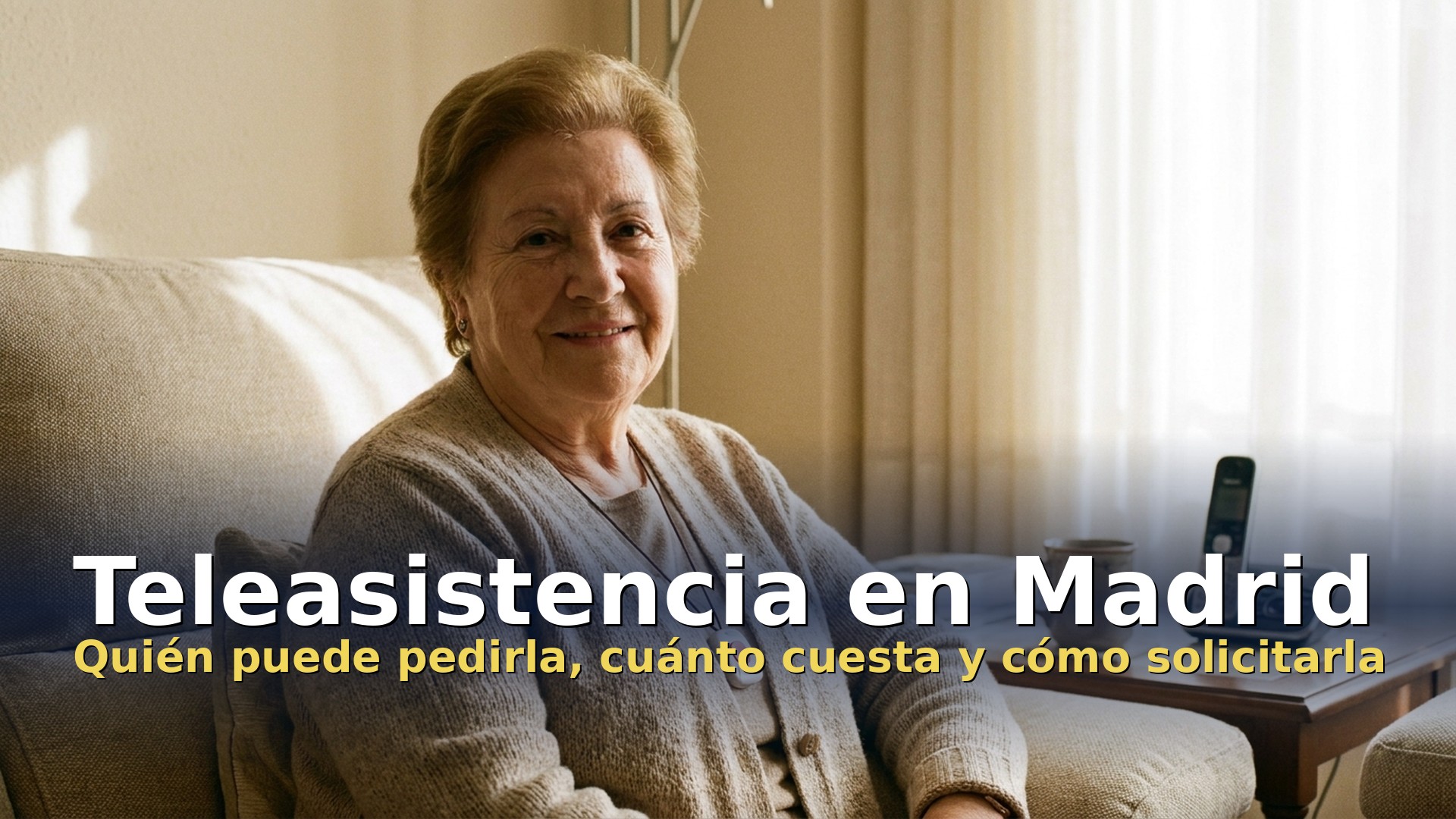 Teleasistencia en Madrid: mujer mayor en el salon de su casa con el colgante de aviso del servicio