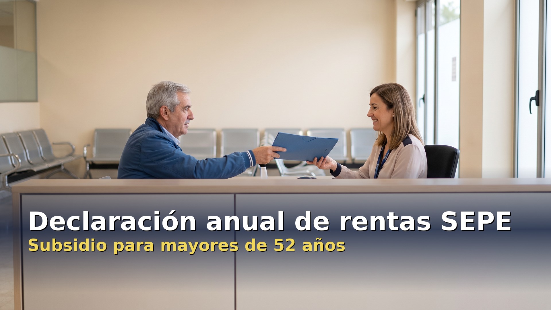 Declaración anual de rentas SEPE: un hombre entrega la carpeta con sus rentas en la oficina de prestaciones