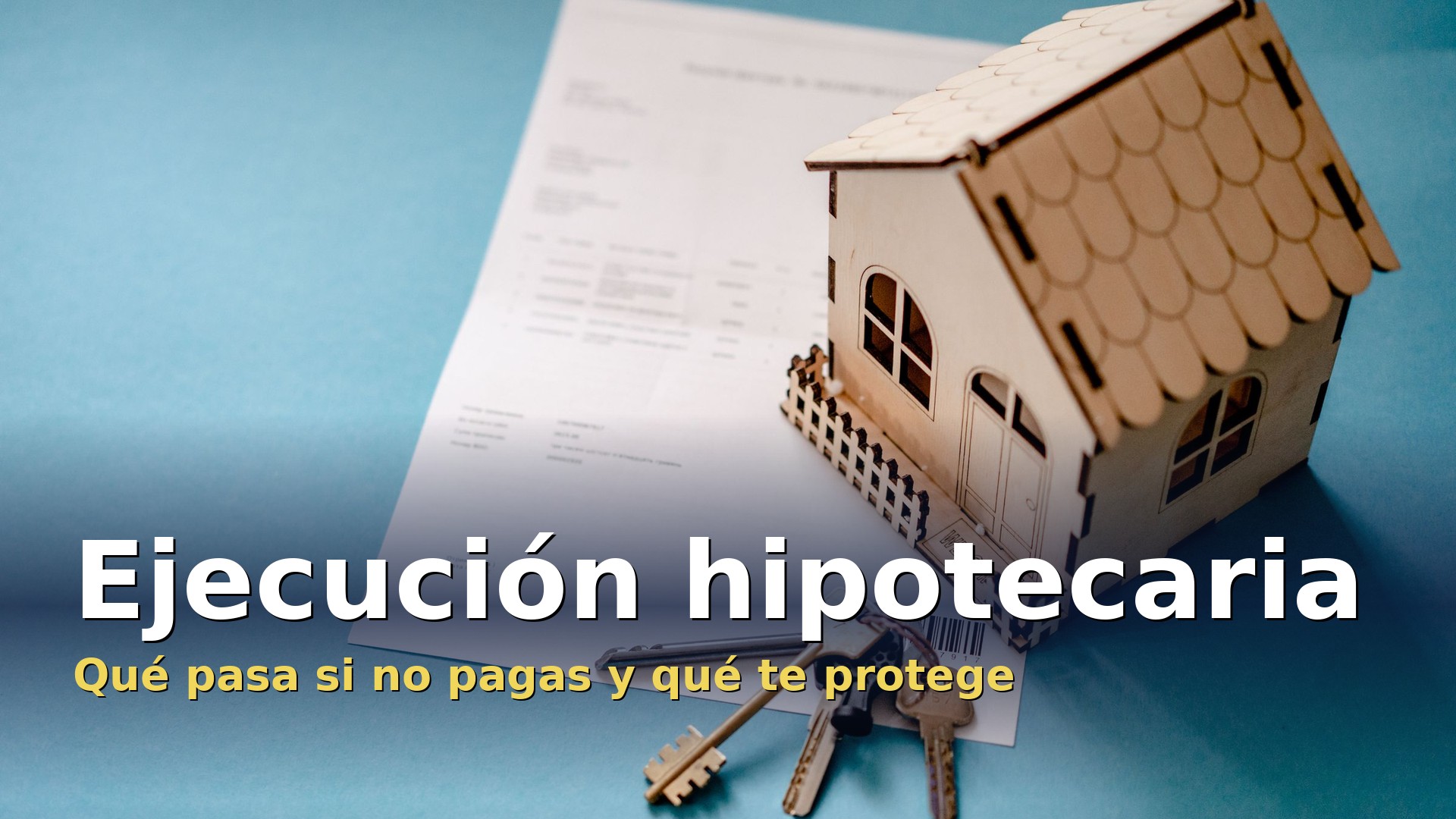 Ejecución hipotecaria: maqueta de casa con llaves y documento de la hipoteca