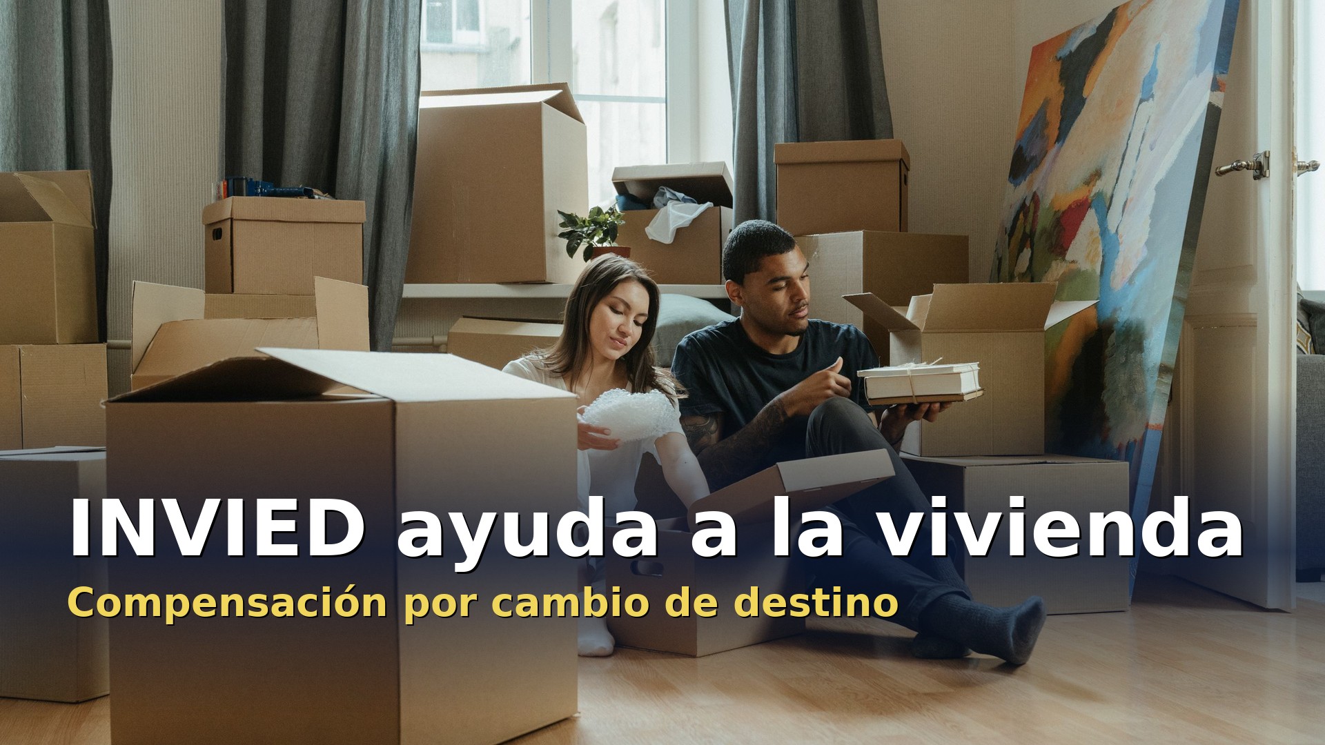 INVIED ayuda a la vivienda: pareja desembalando cajas de mudanza en su nuevo piso tras un cambio de destino